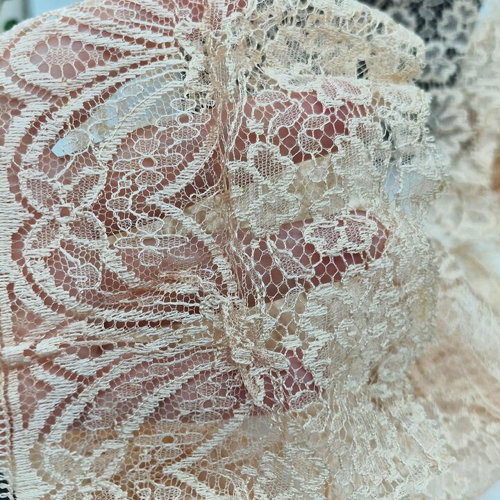 Lot de dentelle vintage, 2 longueurs soie et viscose mercerie blonde, motif floral Barcelone annees 50, 12x230cm et 11x130cm