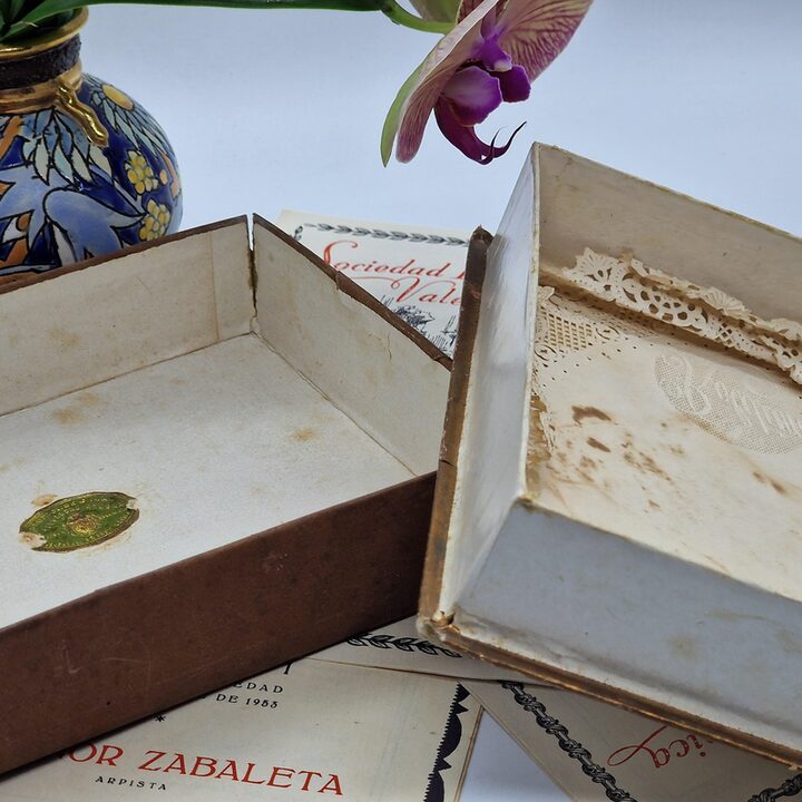 Antike Pappschachtel, Alejandro Anzola Madrid Schachtel mit Lithografie-Deckel, Spanische Sammler-Verpackung des frühen 20. Jah…