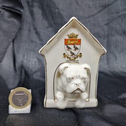 Figurine en porcelaine héraldique, miniature de bouledogue dans sa niche Shelley China avec blason de Canterbury,  édouardienne…