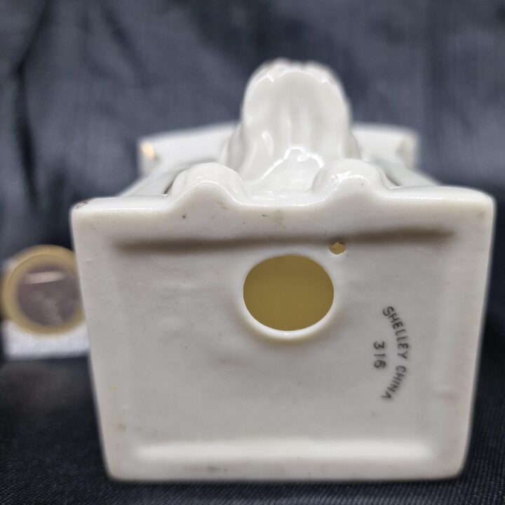 Figurine en porcelaine héraldique, miniature de bouledogue dans sa niche Shelley China avec blason de Canterbury, édouardienne…