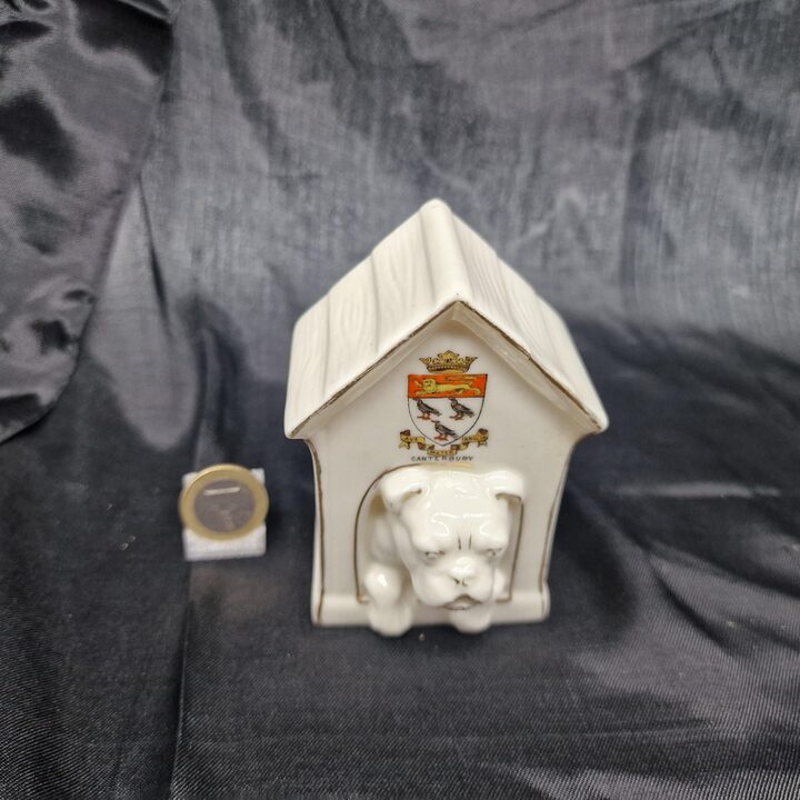Statuina in porcellana araldica,miniatura di bulldog in cuccia Shelley China con stemma di Canterbury, porcellana antica edoard…