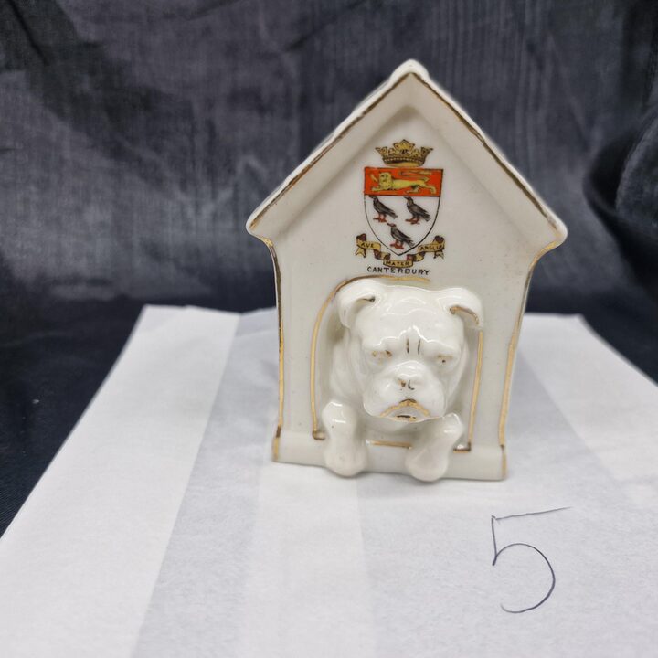 Figurine en porcelaine héraldique, miniature de bouledogue dans sa niche Shelley China avec blason de Canterbury, édouardienne…