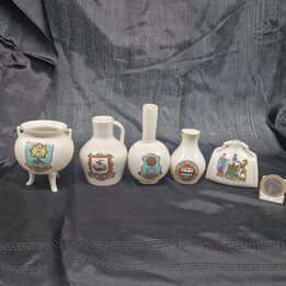 W H Goss Crested China Miniatury Antyczna Porcelana Zestaw 5 szt St Andrews Edinburgh Lamlash Lowestoft Southport Pamiatki ok 1…