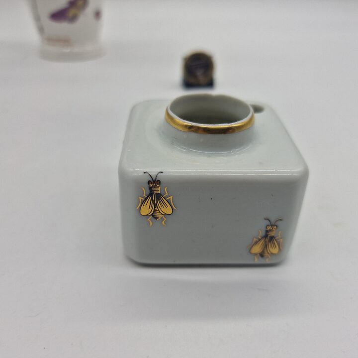 Vintage Limoges Porseleinen Inktpot met Gouden Napoleontische Bij Motief, Gemaakt in Frankrijk, Bureau Accessoire