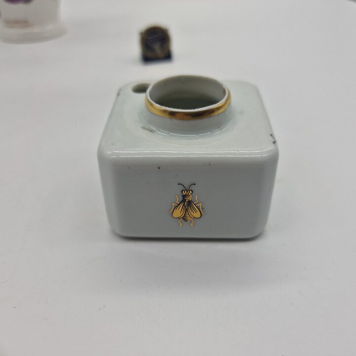 Calamaio in Porcellana di Limoges con Motivo Ape Napoleonica Dorata, Prodotto in Francia, Accessorio da Scrivania Vintage