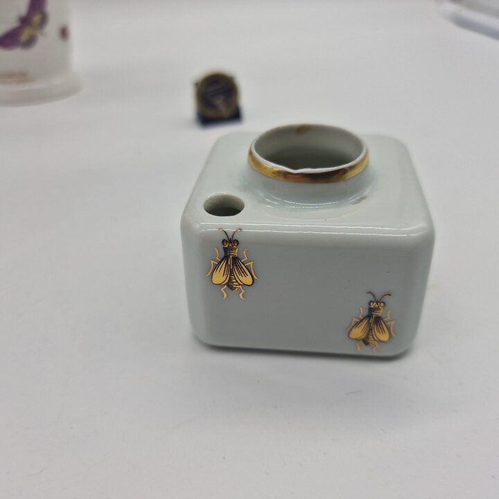 Vintage Limoges Porseleinen Inktpot met Gouden Napoleontische Bij Motief, Gemaakt in Frankrijk, Bureau Accessoire