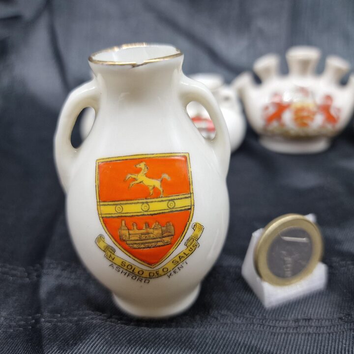 Vases Miniatures Crested China, Porcelaine Heraldique Vintage de Collection, Blasons de Villes Anglaises, Lot de 5, Annees 1930…