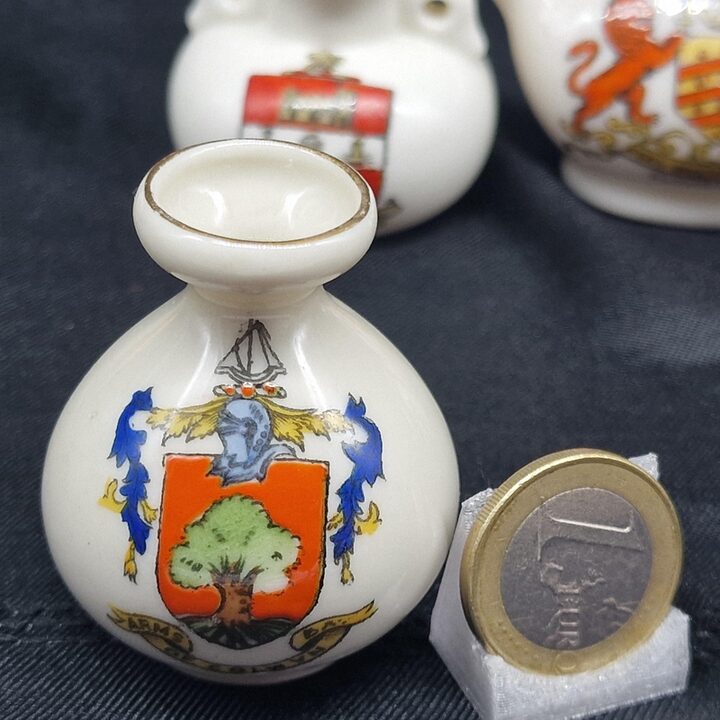 Vases Miniatures Crested China, Porcelaine Heraldique Vintage de Collection, Blasons de Villes Anglaises, Lot de 5, Annees 1930…