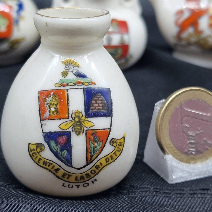 Vases Miniatures Crested China, Porcelaine Heraldique Vintage de Collection, Blasons de Villes Anglaises, Lot de 5, Annees 1930…