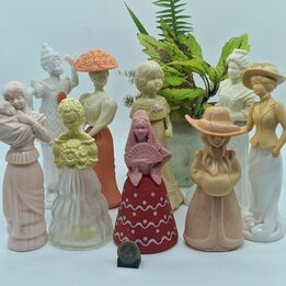 Lotto di Bottiglie di Profumo Vintage, Decanter Figurativi Avon, Donna Spagnola, Sposa, Madre e Bambino, Set di 9 Pezzi, Anni 1…