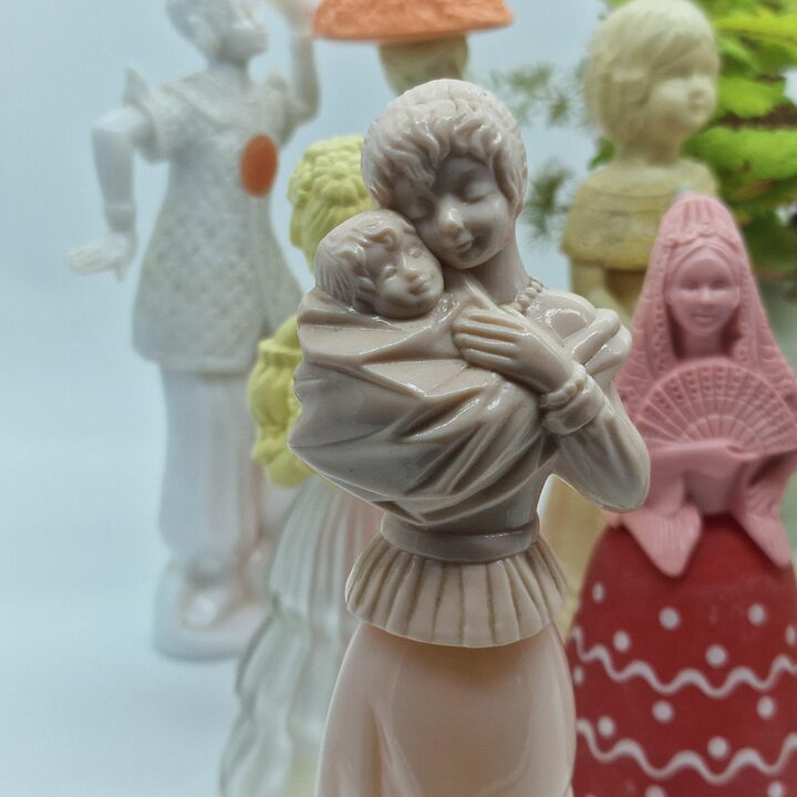 Zestaw Vintage Flakonów po Perfumach Avon, Kolekcjonerskie Karafki Figurkowe, Hiszpanska Dama, Panna Mloda, Matka i Dziecko, 9…