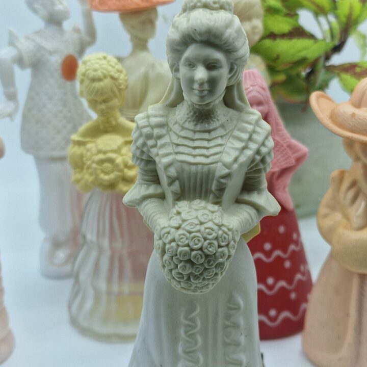 Zestaw Vintage Flakonów po Perfumach Avon, Kolekcjonerskie Karafki Figurkowe, Hiszpanska Dama, Panna Mloda, Matka i Dziecko, 9…