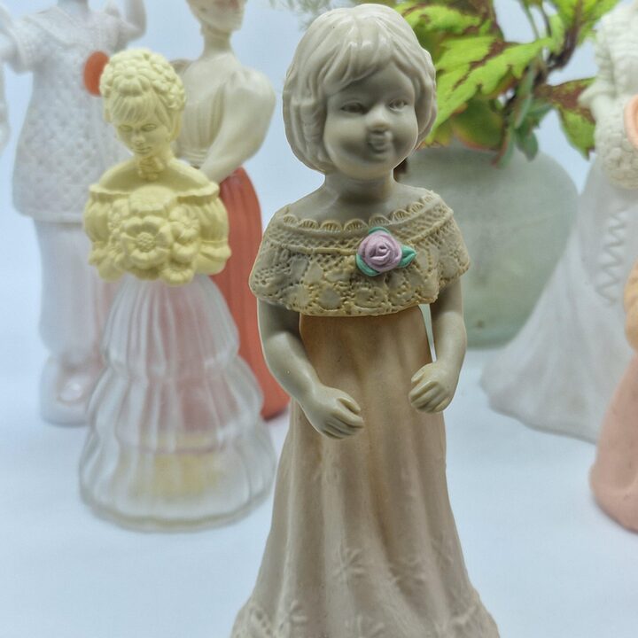 Zestaw Vintage Flakonów po Perfumach Avon, Kolekcjonerskie Karafki Figurkowe, Hiszpanska Dama, Panna Mloda, Matka i Dziecko, 9…