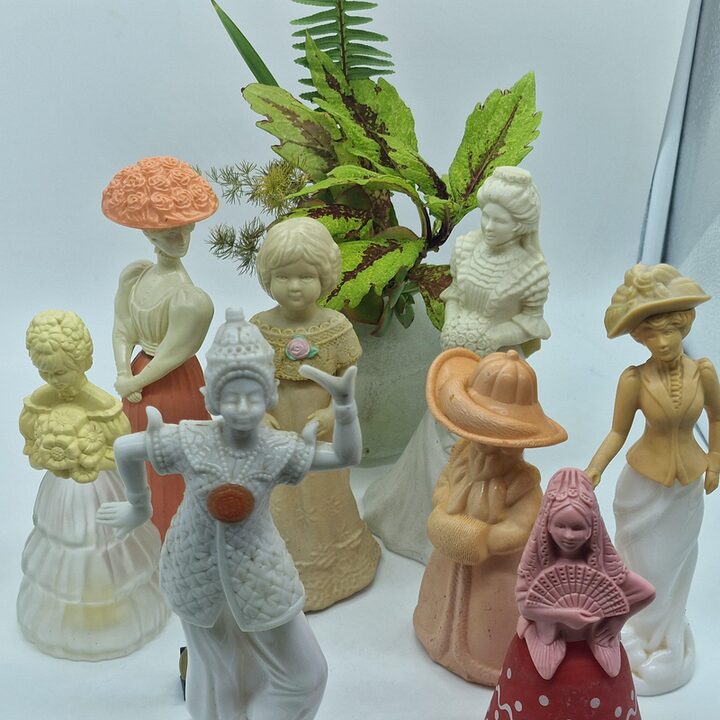 Zestaw Vintage Flakonów po Perfumach Avon, Kolekcjonerskie Karafki Figurkowe, Hiszpanska Dama, Panna Mloda, Matka i Dziecko, 9…
