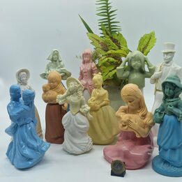 Vintage Avon figuurflessen, kavel van 10 verzamelbare lege cologne karaffen, Victoriaanse en herderserie, jaren 70