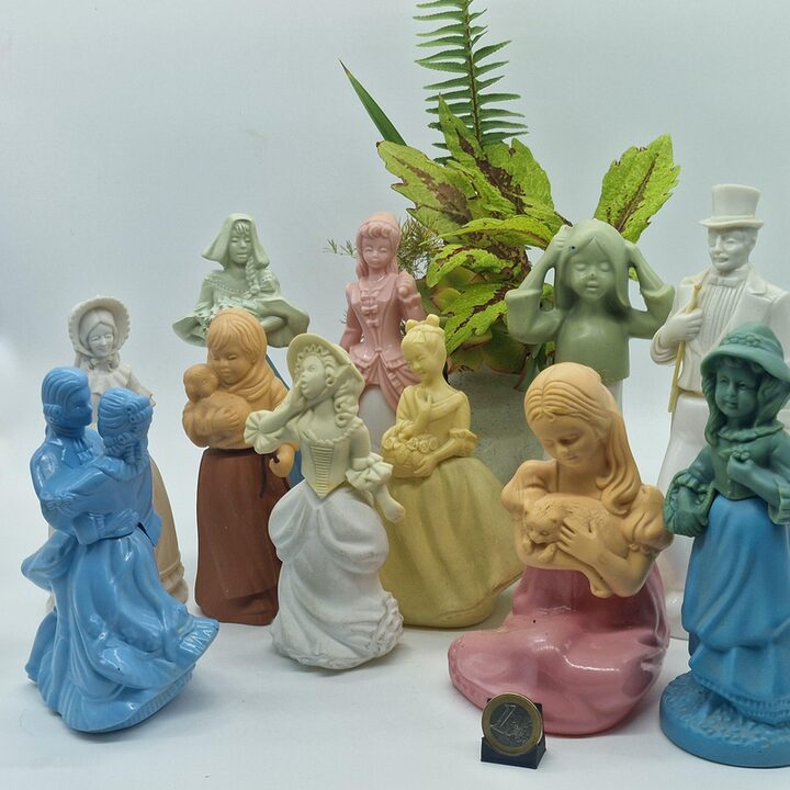 Bottiglie di figurine Avon vintage, lotto di 10 decanter di colonia vuoti da collezione, serie vittoriana e pastore, anni 70