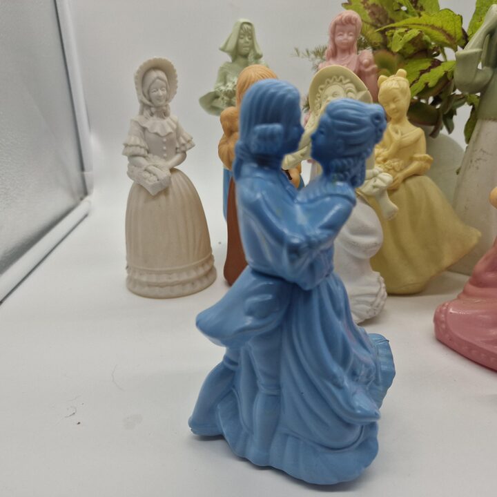 Bottiglie di figurine Avon vintage, lotto di 10 decanter di colonia vuoti da collezione, serie vittoriana e pastore, anni 70