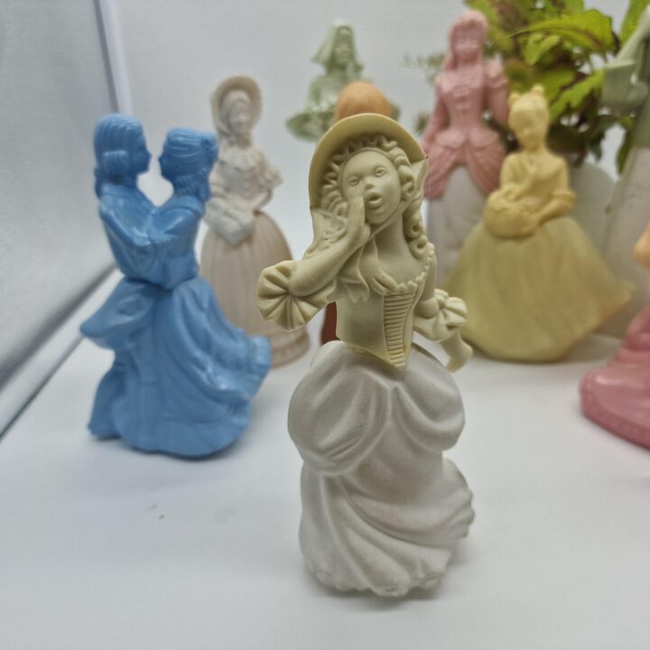 Bottiglie di figurine Avon vintage, lotto di 10 decanter di colonia vuoti da collezione, serie vittoriana e pastore, anni 70