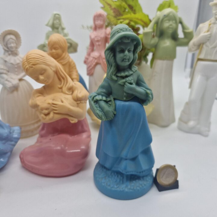Bottiglie di figurine Avon vintage, lotto di 10 decanter di colonia vuoti da collezione, serie vittoriana e pastore, anni 70