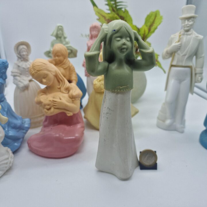 Bottiglie di figurine Avon vintage, lotto di 10 decanter di colonia vuoti da collezione, serie vittoriana e pastore, anni 70