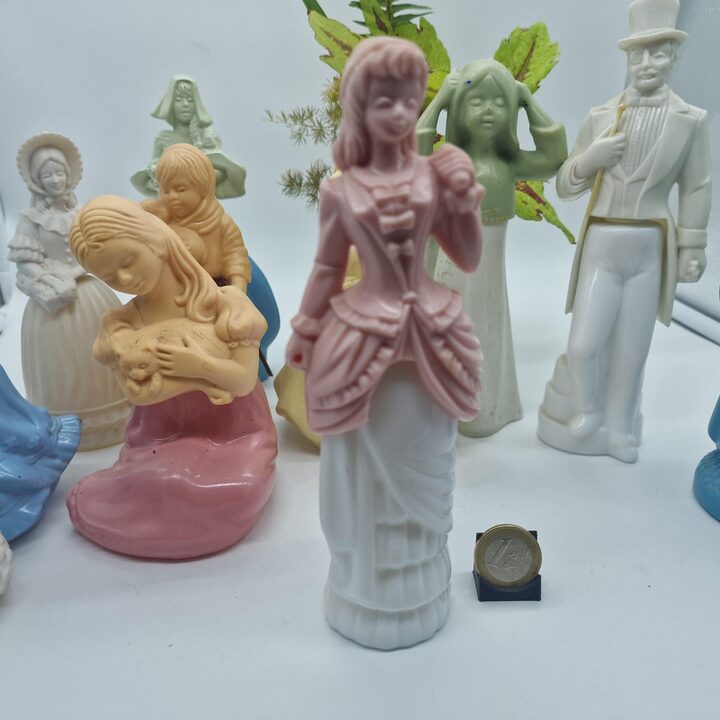 Bottiglie di figurine Avon vintage, lotto di 10 decanter di colonia vuoti da collezione, serie vittoriana e pastore, anni 70