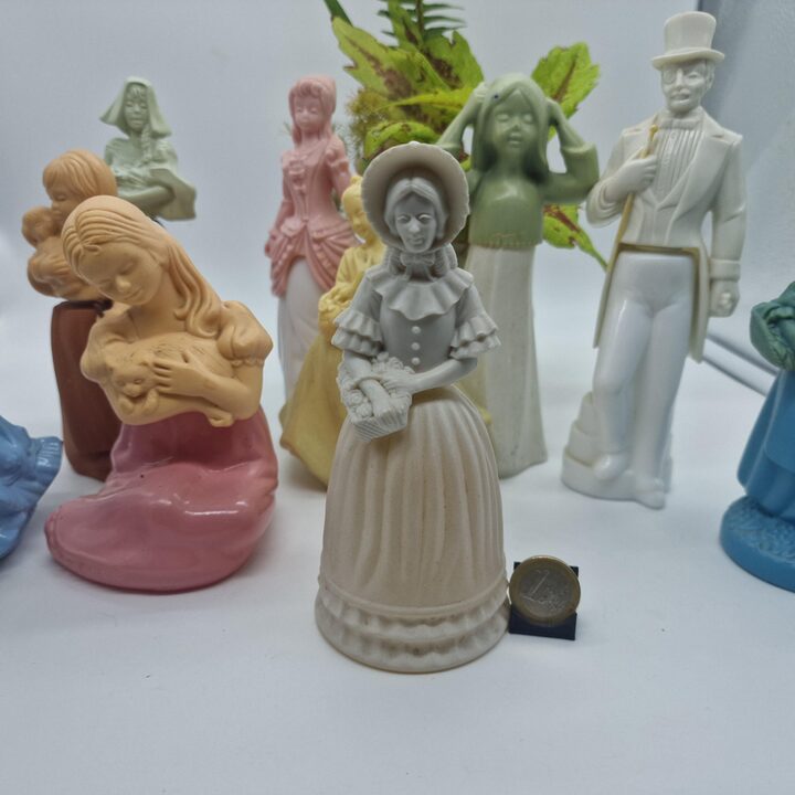 Bottiglie di figurine Avon vintage, lotto di 10 decanter di colonia vuoti da collezione, serie vittoriana e pastore, anni 70