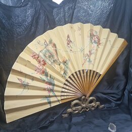 Antieke papieren waaier, handwaaier, Belle Epoque chromolithografie, houten montuur, 32 cm, late 19e eeuw, ter restauratie