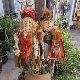 Marionette d'Artista Papageno e Papagena dal Flauto Magico di Mozart, Bambole in Gesso e Tessuti Antichi di Designer Maxi