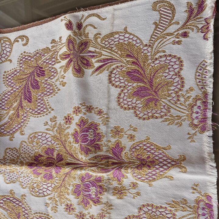 Retalho de Seda Brocada Valenciana Antiga, Damasco Floral com Lurex Dourado, Painel 50x75 cm de Traje Tradicional de Fallera