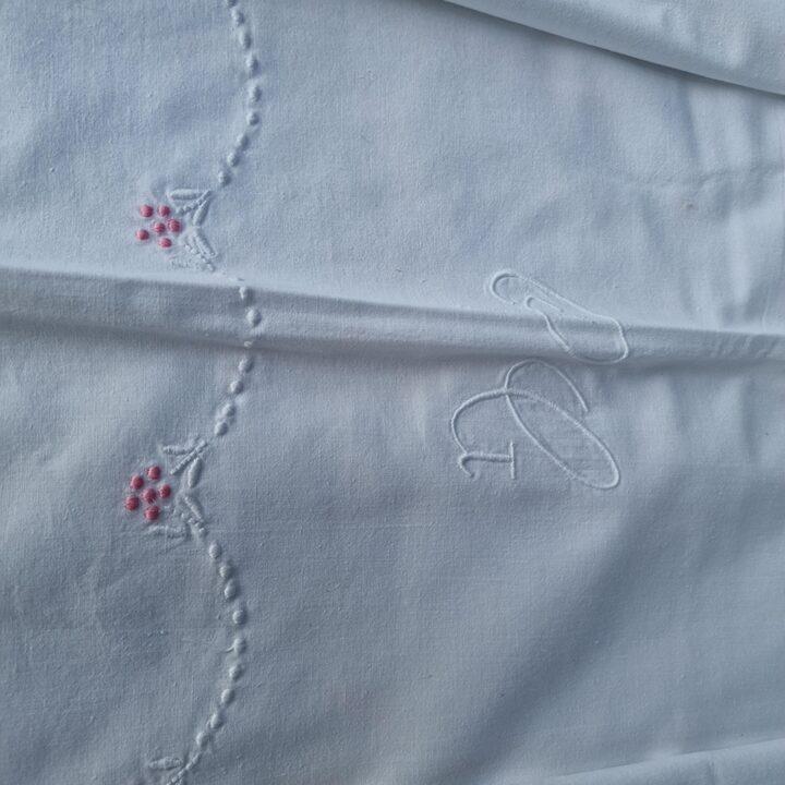 ヴィンテージ コットン ベッドカバーセット シーツと枕カバー スカラップ加工と花柄刺繍 200x240 cm モノグラム 1970年代