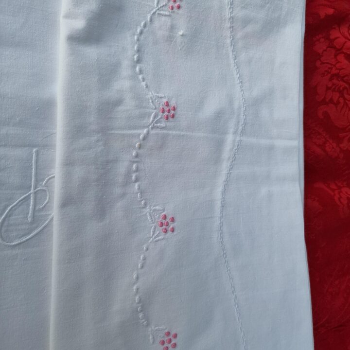 ヴィンテージ コットン ベッドカバーセット シーツと枕カバー スカラップ加工と花柄刺繍 200x240 cm モノグラム 1970年代