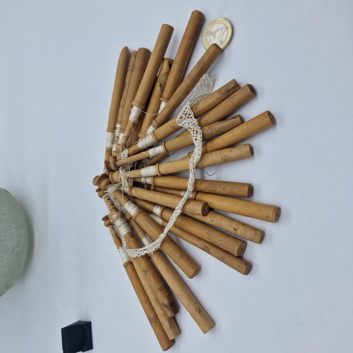 Set di 22 Fuselli Vintage in Legno per Merletto - Fuselli da 10cm Torniti a Mano - Strumenti da Cucito Antichi con Resti di Filo