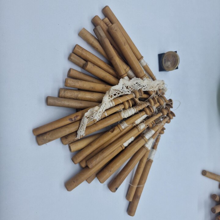Set di 22 Fuselli Vintage in Legno per Merletto - Fuselli da 10cm Torniti a Mano - Strumenti da Cucito Antichi con Resti di Filo