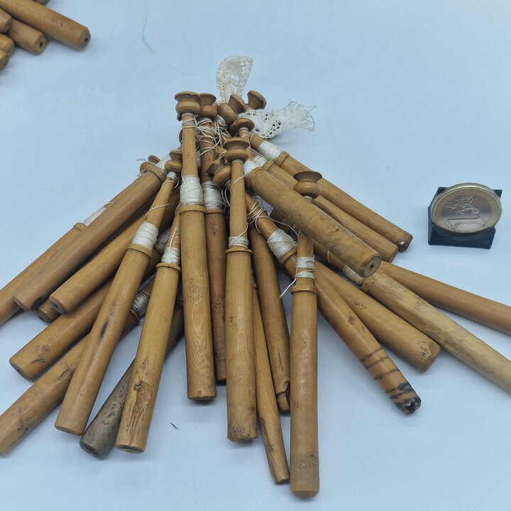 Set di 22 Fuselli Vintage in Legno per Merletto - Fuselli da 10cm Torniti a Mano - Strumenti da Cucito Antichi con Resti di Filo