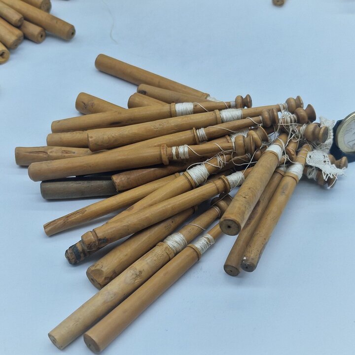 Lot de 22 Fuseaux à Dentelle Vintage en Bois - Fuseaux de 10cm Tournés Main pour Dentelle - Outils de Mercerie Anciens