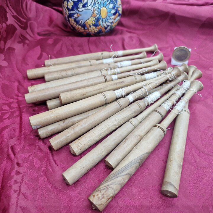 Set di 22 Fuselli Vintage in Legno per Merletto - Fuselli da 10cm Torniti a Mano - Strumenti da Cucito Antichi con Resti di Filo