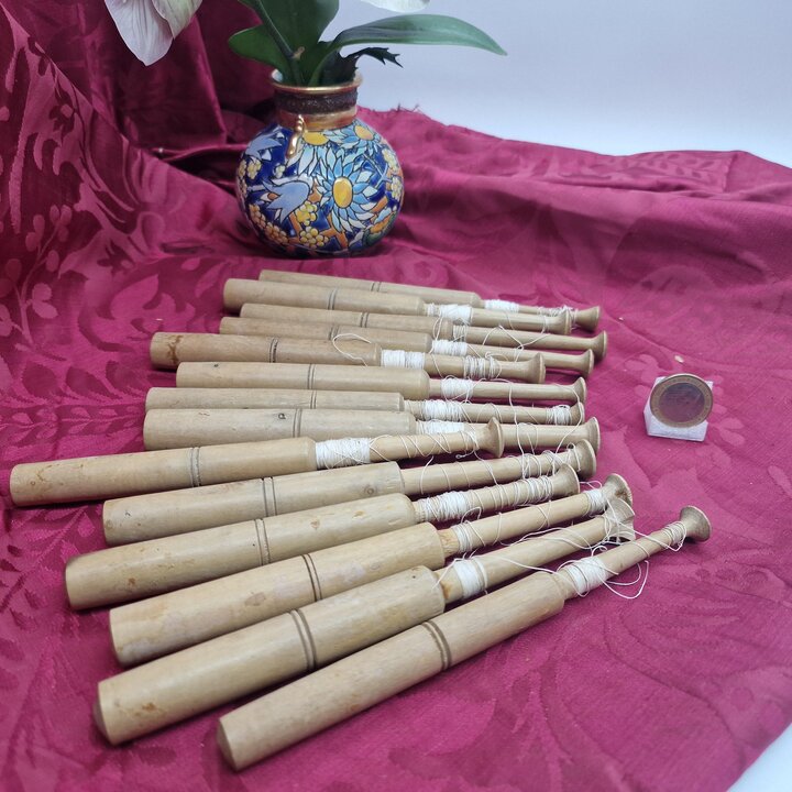 Set di 22 Fuselli Vintage in Legno per Merletto - Fuselli da 10cm Torniti a Mano - Strumenti da Cucito Antichi con Resti di Filo