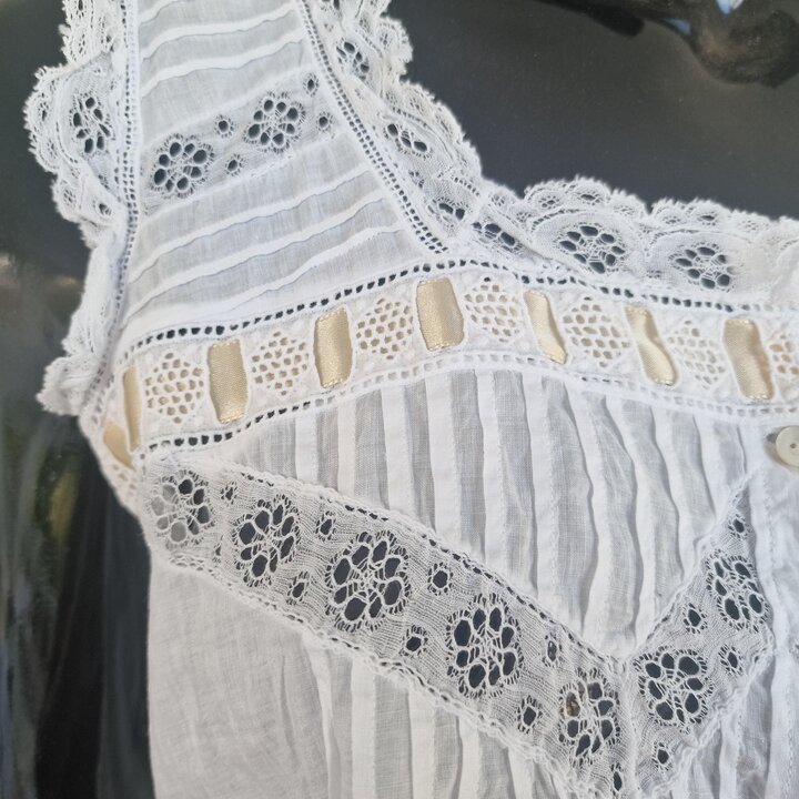 Cubre Corsé Antiguo Camisola Victoriana, Lencería de Algodón Blanco Siglo XIX, Encaje y Monograma C Bordado, Busto 84 cm Cintura