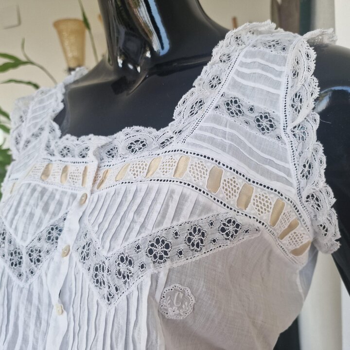 Cubre Corsé Antiguo Camisola Victoriana, Lencería de Algodón Blanco Siglo XIX, Encaje y Monograma C Bordado, Busto 84 cm Cintura