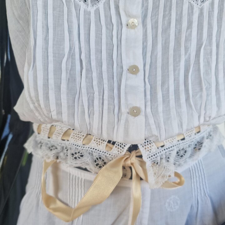 Cobre-Corset Antigo Camisola Vitoriana, Lencerie Algodão Branco Século XIX, Renda e Monograma C Bordado, Busto 84 cm Cintura 62 