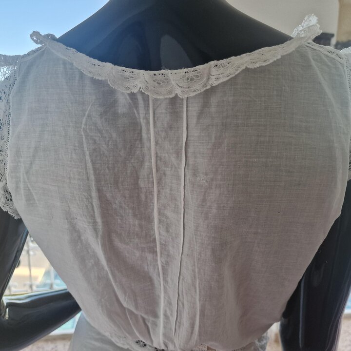 Copribusto Antico Camiciola Vittoriana, Intimo Cotone Bianco XIX Secolo, Pizzo e Monogramma C Ricamato, Seno 84 cm Vita 62 cm