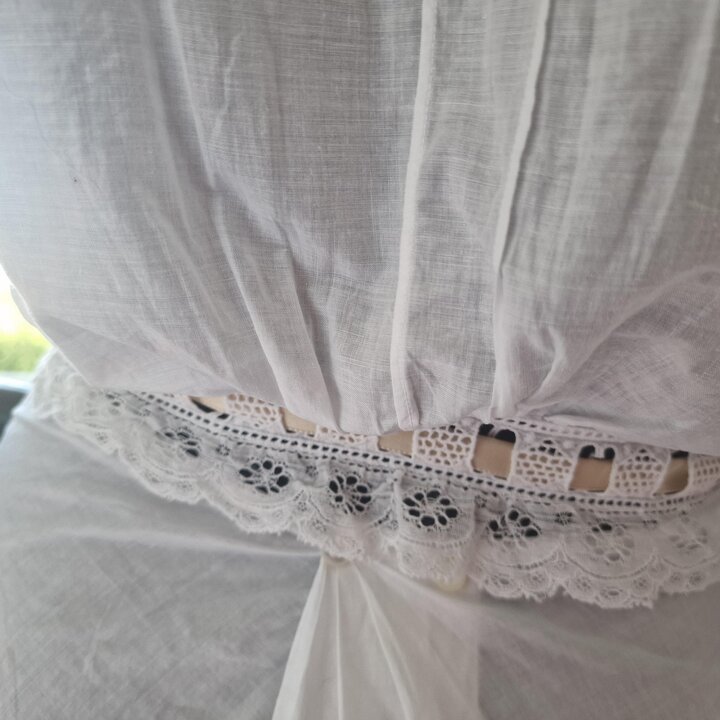 Cubre Corsé Antiguo Camisola Victoriana, Lencería de Algodón Blanco Siglo XIX, Encaje y Monograma C Bordado, Busto 84 cm Cintura