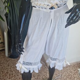 Viktorianische Bloomers Unterhose, Antike Weisse Batist Baumwolle um 1890, Offener Schritt mit Monogramm und Spitze, Gr S Taille