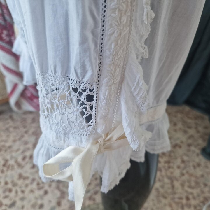 Pololos Vitorianos Calcoezinhos, Batista Algodao Branco Seculo XIX, Entreperna Aberta com Monograma e Renda, Tamanho S Cintura 6
