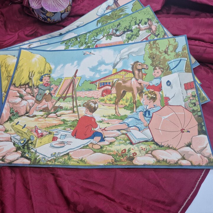 Vintage Kinderprenten, Lithografie Posters, Speelgoedfabriek Archief, Vier Seizoenen Illustraties, Set van 4, Jaren 40