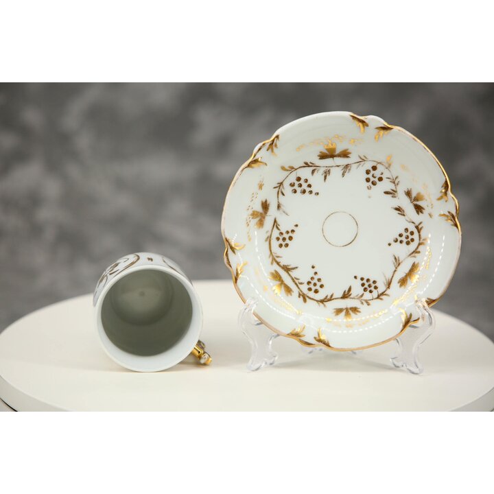 Tazza da Caffè e Piattino in Porcellana Antica, Porcellana Inglese Vittoriana senza Marchio, Decoro di Vite Dorata, Manico a Ram