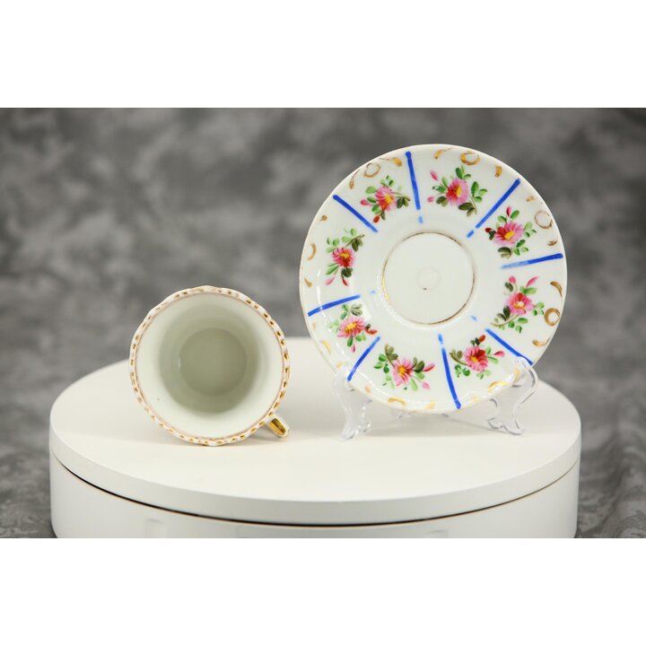 Set di 3 Tazze da Tè con Piattini Porcellana Vieux Paris Dipinto a Mano Fiori Rosa Righe Blu Dettagli in Oro Antico 1820