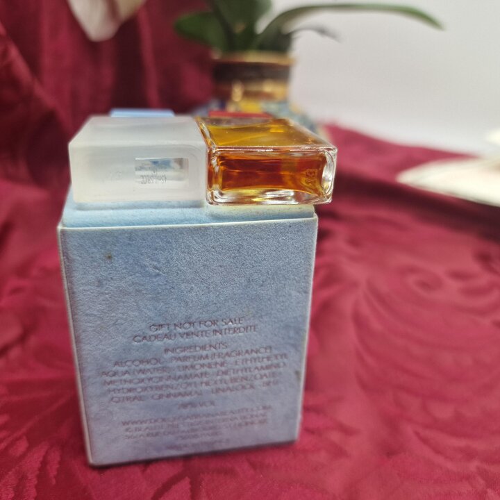 Lote de 2 miniaturas de perfume Dolce & Gabbana Light Blue EDT 4.5 ml y Pour Femme Red Cap EDT 4.9 ml con caja de coleccion, vin