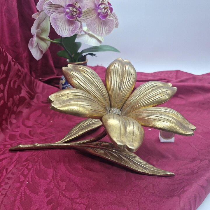 Cinzeiro de Flor de Lótus em Latão, Escultura Hollywood Regency com 6 Pétalas Removíveis, Decoração de Mesa Mid Century