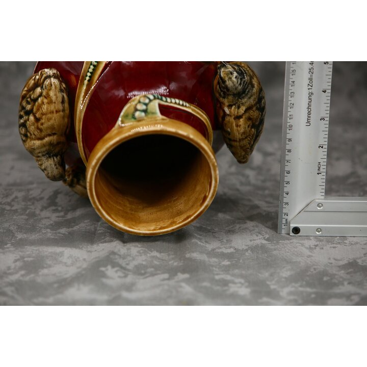 Vaso in maiolica barbotine decorazione con uccelli in rilievo e griglia in metallo fermafiori, stile Art Nouveau, circa 1900 Tal